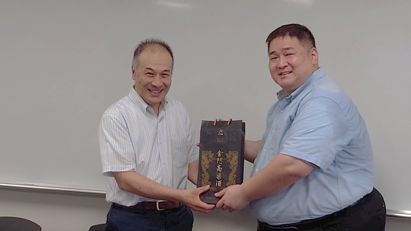 連結到與大阪大學Department of Naval Architecture and Ocean Engineering系MOU， 關百宸副院長代表致贈箕浦宗彥主任禮品。