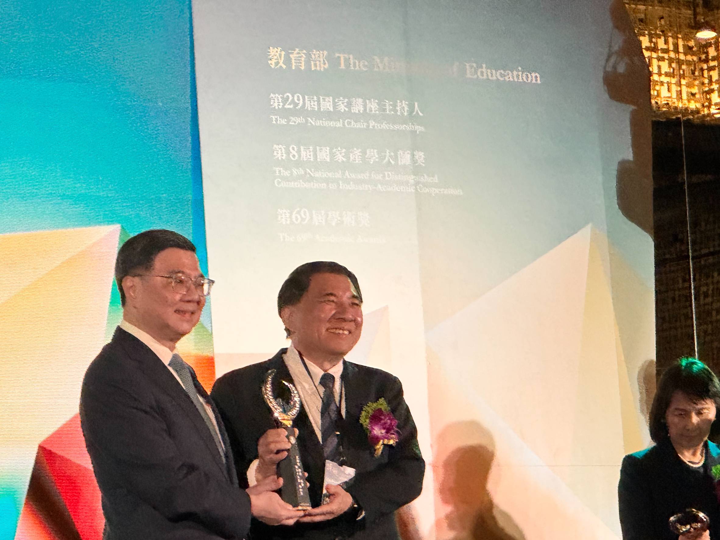 恭喜許泰文校長榮獲教育部第69屆學術獎
